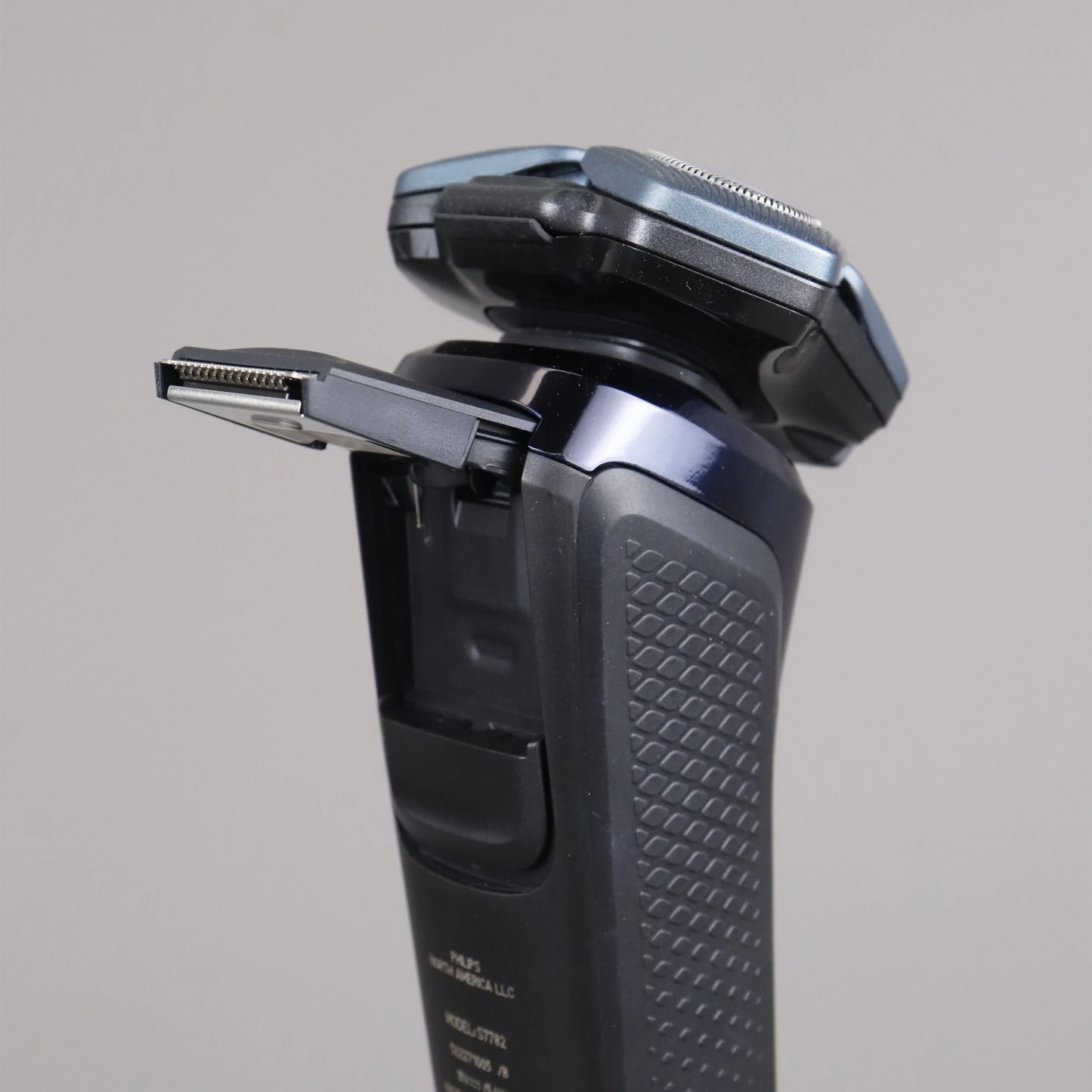 Wet & Dry Electric Shaver with SkinIQ Technology