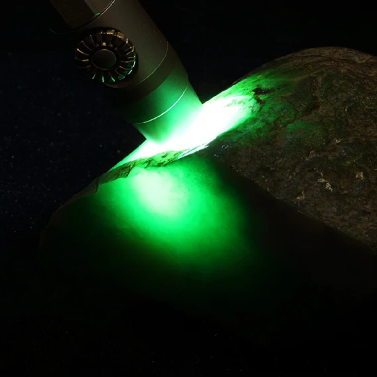 Powerful UV Jewelry Appraisal Flashlight for Gemstone Inspection