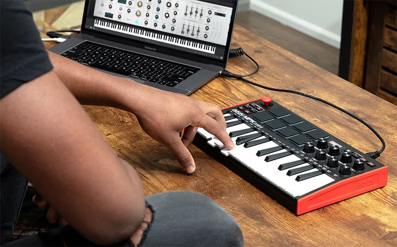 Compact White MIDI Controller with 8 Knobs and Pads