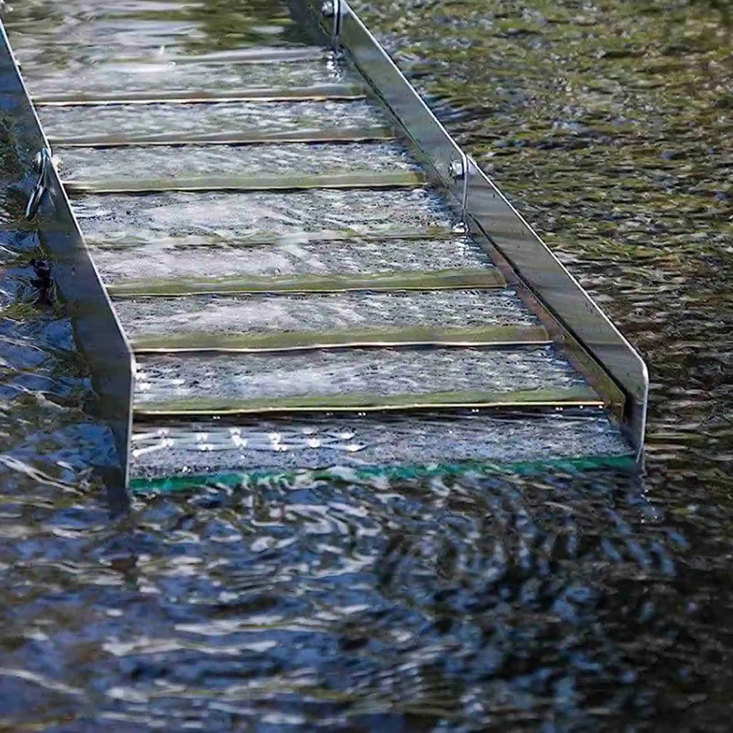 Compact Gold Sluice Box with Foldable Design for Prospecting
