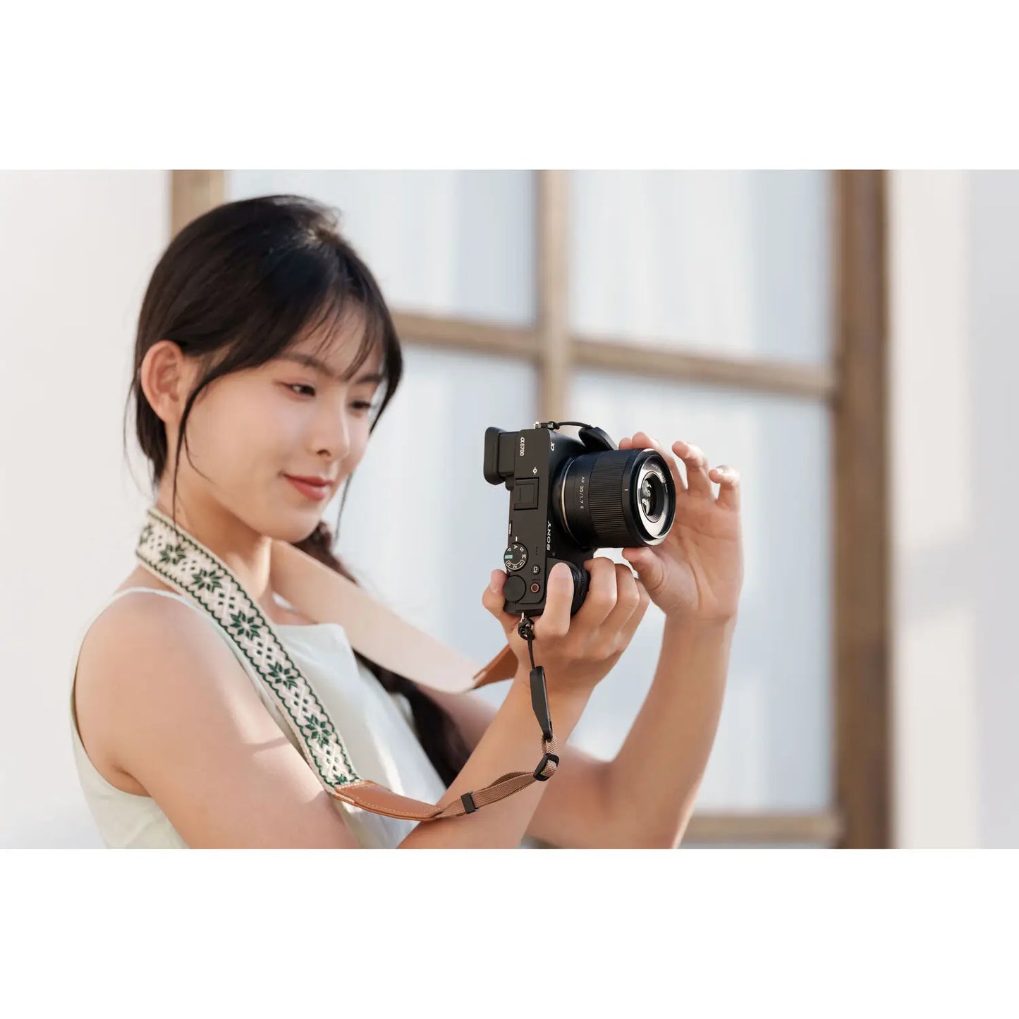 Lightweight 35mm F1.7 AF Lens for Fuji APS-C Mirrorless Cameras