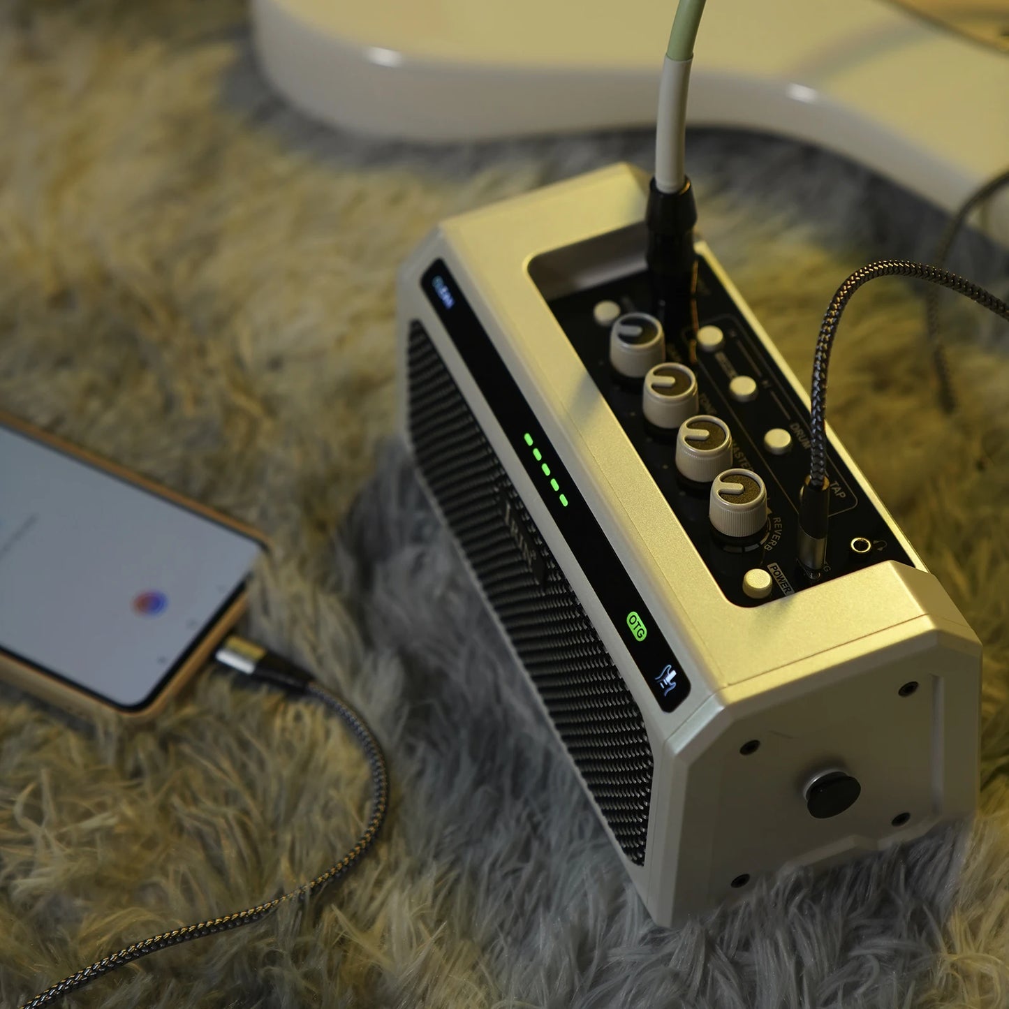 Compact White Guitar Amplifier with Clean and Overdrive Modes