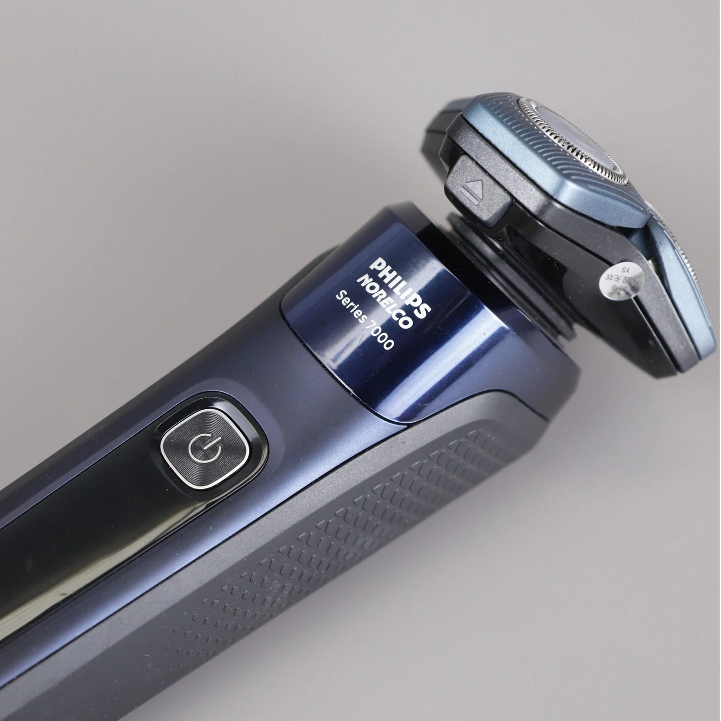 Wet & Dry Electric Shaver with SkinIQ Technology