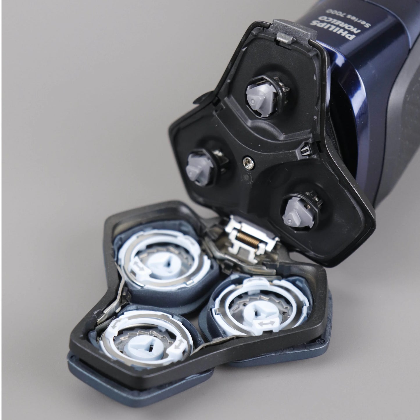 Wet & Dry Electric Shaver with SkinIQ Technology