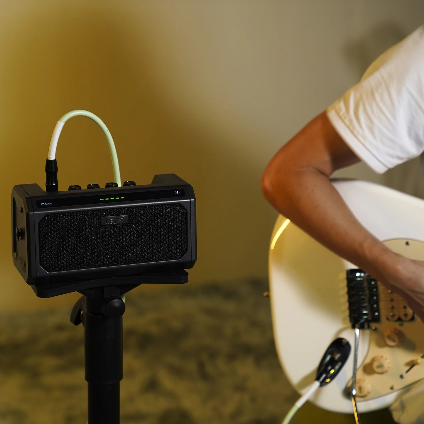 Portable 10W Black Guitar Amp with Rechargeable Battery